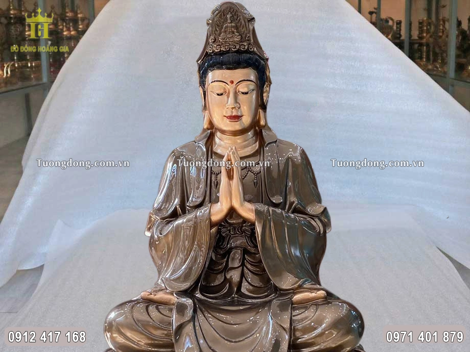 Gương mặt hiền hậu của Phật bà được chạm khắc sắc nét